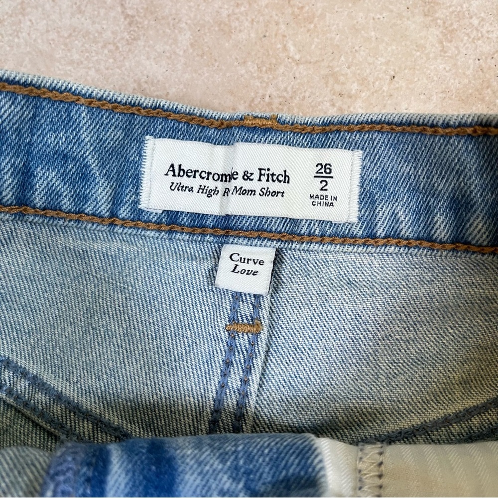 Abercrombie & Fitch Curve Love High Rise Mom Short‎ Size 26/2 Distressed - Picture 2 of 6